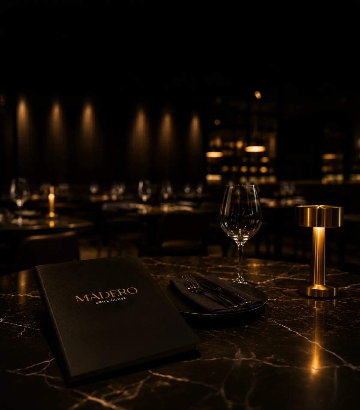 Una mesa de Madero con velas, al final de la noche